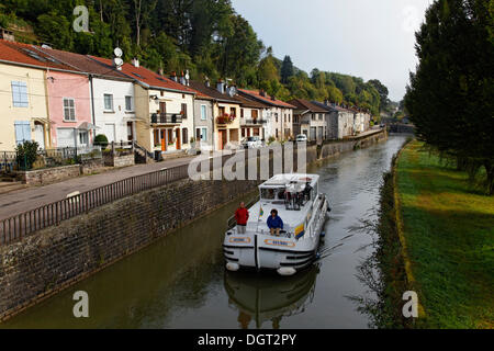 Hausboot auf dem Canal des Vosges, früher Canal de l ' est, durch ein Dorf, Fontenoy-le-Château, Epinal, Lorraine Stockfoto