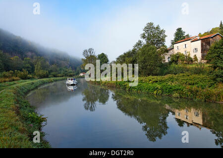 Hausboot auf dem Canal des Vosges, früher Canal de l ' est, südwestlich des Dorfes am etwa 127 PK, morgens Stockfoto
