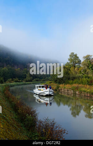 Hausboot auf dem Canal des Vosges, früher Canal de l ' est, südwestlich des Dorfes am etwa 127 PK, morgens Stockfoto