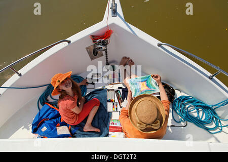 Mutter und Tochter auf einer Pénichette, Hausboot auf dem Fluss Saône, Villefranche-Sur-Saône, Villefranche-Sur-Saône Stockfoto