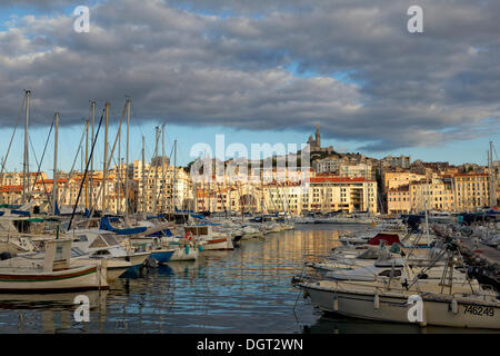 Segelyachten, alte Hafen und die Kathedrale Notre Dame De La Garde, Wahrzeichen der Stadt, Altstadt, Marseille, Département Stockfoto