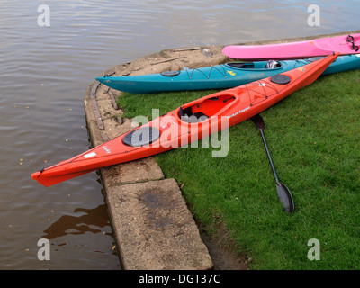 Kajaks am Rande des Kanals, Bude, Cornwall, UK Stockfoto