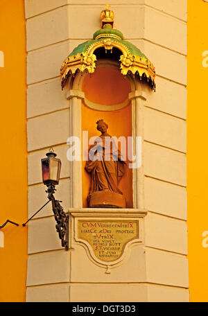 Statue mit Baldachin auf einer Haus-Ecke, Bamberg, Franken, Oberbayern Stockfoto