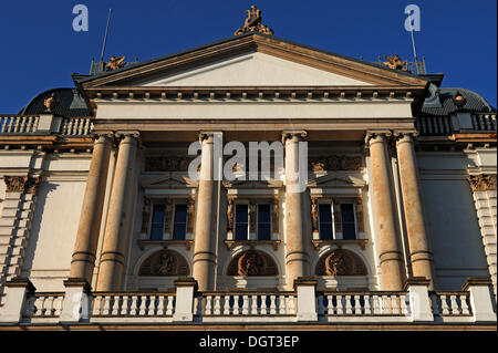 Teil der Hauptfassade, Schweriner Theater, neoklassischen Stil datiert 1882, Alter Garten, Schwerin Stockfoto