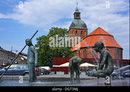 Marktplatz mit der Marienkirche, ursprünglich ein Backsteinbau aus dem 13. Jahrhundert, Turm-Renovierung im Jahre 1819, Jungbrunnen Stockfoto