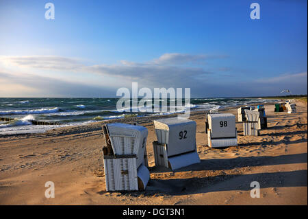 Liegestühle am Strand in den Abend Sonne, raue Ostsee, stürmischem Wetter Ahrenshoop, Mecklenburg-Vorpommern Stockfoto