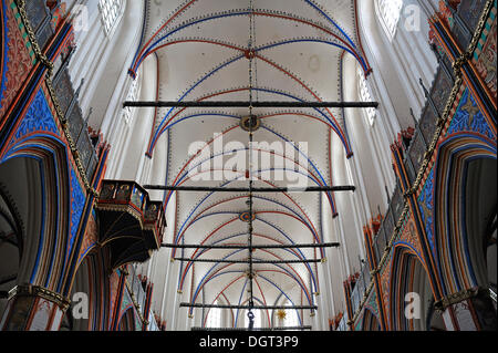 Gotischen Kreuzgewölbe des Langhauses der Kirche von Sankt Nikolai, St.-Nikolaus-Kirche, Backsteingotik, im Jahre 1276 urkundlich erwähnt Stockfoto