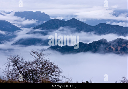 Am Abend Nebel in der Cadi Moixero Berg und Umgebung, Katalonien, Nordost-Spanien Stockfoto