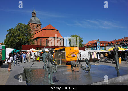 Wochenmarkt am Marktplatz quadratisch, St.-Marien-Kirche-Kirche auf der Rückseite, ursprünglich ein Backsteinbau aus dem 13. Jahrhundert, die Stockfoto