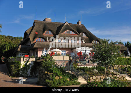 Namenlos-Hotel und Restaurant mit überdachter Strand Korbsessel auf der Terrasse, Schifferberg Straße 9, Ahrenshoop, Darß Stockfoto