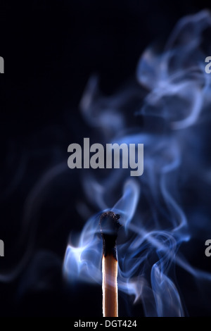 Rauch von einem Spiel, das nur isoliert auf schwarz löschte war Stockfoto