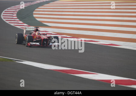 Neu-Delhi, Indien. 25. Oktober 2013. FERNANDO ALONSO Spanien und Scuderia Ferrari fährt, während im ersten freien Training der Formel 1 indische Grand Prix 2013 auf dem Buddh International Circuit in Neu-Delhi, Indien. Bildnachweis: James Gasperotti/ZUMAPRESS.com/Alamy Live-Nachrichten Stockfoto