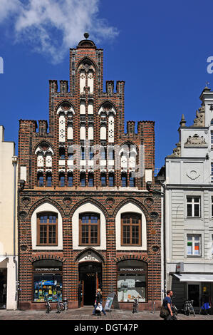 Ein Haus mit einer Krähe trat Giebel, rote Ziegel Gothic, ehemaliges Pfarrhaus der Heiligen-Geist-Hospital Klinik, 15. Jahrhundert Stockfoto