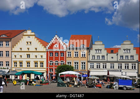 Stände auf dem Marktplatz, historische Giebelhäuser aus dem 18. und 19. Jahrhundert auf der Rückseite, Markt, Greifswald Stockfoto