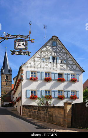 Katholische Pfarramt von St. Kunigund, ein altes Fachwerkhaus, erbaut 1752, Pfarrei Kirche des St. Kunigund auf der Rückseite ein Stockfoto