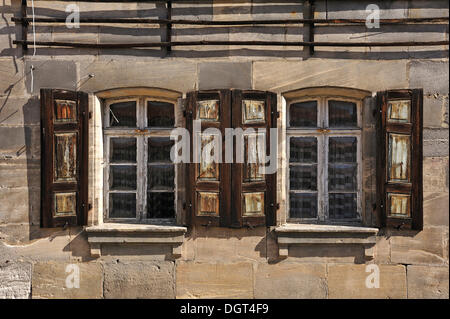 Alte Fenster mit Fensterläden, Detailansicht eines Sandstein-Hauses aus dem 18. Jahrhundert, Bayreuther Straße Straße 9 Stockfoto