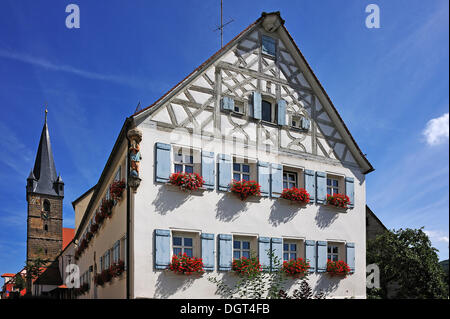 Katholische Pfarramt von St. Kunigund, ein altes Fachwerkhaus, erbaut 1752, Pfarrei Kirche des St. Kunigund auf der Rückseite Stockfoto