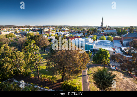 Der Blick vom Aussichtsturm in Rosalind Park über Bendigo in einer klaren Frühlingsabend. Stockfoto