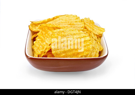 Wellpappe Kartoffelchips in einer Ton-Schüssel isoliert auf weißem Hintergrund Stockfoto