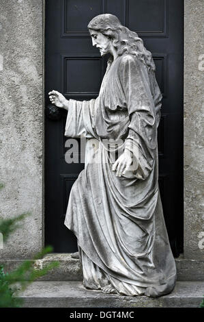 Lebensgroße Skulptur, Jesus klopft an die Tür von einem Grab Friedhof St. John's, Nürnberg, Middle Franconia, Bayern Stockfoto