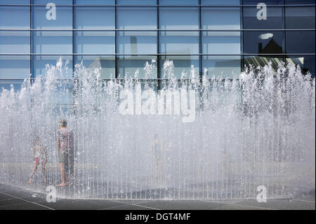 Eine temporäre, begehbare Brunnen-Installation von Jeppe Herin, 2007, große Glas-Fassade des neuen Museums auf der Rückseite Stockfoto