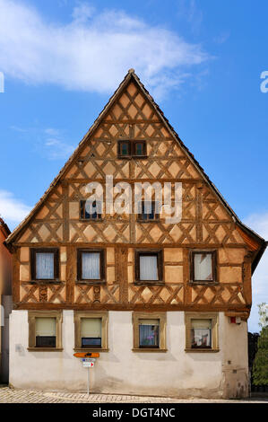 Giebel Haus mit dekorativen Fachwerk vom 17.-18. Jahrhundert, Marktplatz, Wipfeld, Franken, Niederbayern Stockfoto