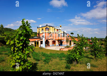 Weingut Hirn Weingut, erbaut von dem Künstler Friedensreich Hundertwasser, umgeben von Weinbergen, Dipbacher Str. 8, Untereisenheim Stockfoto