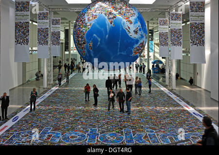 Installation, die Darstellung der globalen Flut von Bildern auf einem Globus und auf dem Boden in einer Ausstellung Hall, Photokina 2012, Köln Stockfoto