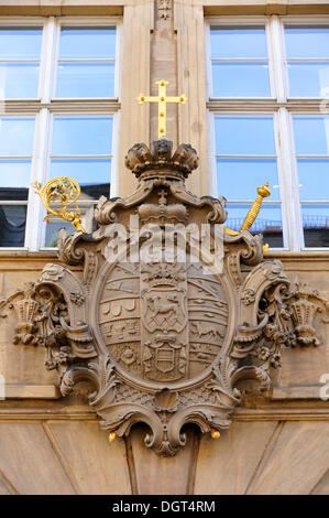 Wappen des Fürstbischofs Friedrich Carl von Schoenborn, 1674-1746, auf das neue Rathaus, 1732-1737, an der Ecke Stockfoto