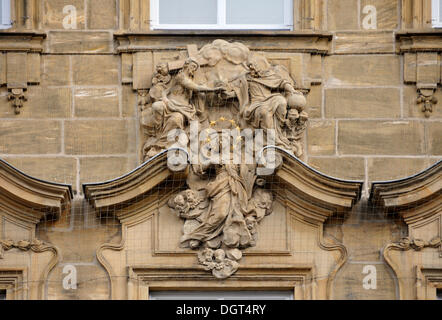 Religiöse Relief auf der Fassade, Am Grünen Markt, Bamberg, Franken, Oberbayern, PublicGround Stockfoto