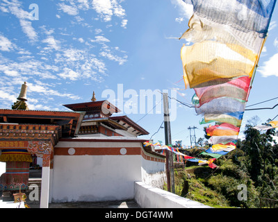 Kleiner Tempel in Bhutan mit bunten Gebetsfahnen an einem sonnigen Tag Stockfoto