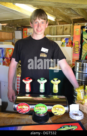 Junge Barkeeper an Healeys Cornish Cyder Farm, Penhallow, Truro, Cornwall, England, Vereinigtes Königreich Stockfoto