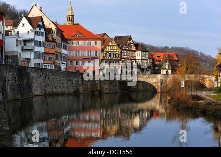 Zeile Häuser der alten entlang der Wand Bank des Flusses Kocher, Mauerstrasse, Schwäbisch Hall, Baden-Württemberg, PublicGround Stockfoto