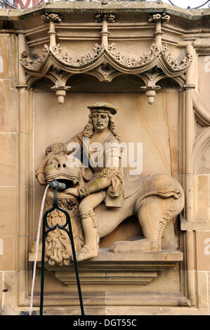 Hochrelief von Samson mit dem Löwen als auch Figur auf dem gotischen Fischbrunnen Brunnen, gebaut im Jahr 1509 Bildhauers Haller Stockfoto