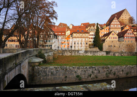 Blick auf die Altstadt mit den steinernen Steg Brücke über den Kocher, Schwäbisch Hall, Baden-Württemberg, PublicGround Stockfoto