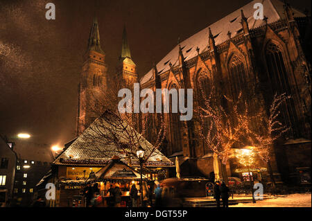 Bratwursthaeusle, eine Bratwurst-Restaurant, im Winter vor Nürnberg, Altstadt, St. Sebald Kirche, Rathausplatz Stockfoto