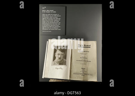 Das Buch "Mein Kampf", 1936 Ausgabe von Adolf Hitler, Teil der Dauerausstellung "Faszination und Gewalt", in der Stockfoto