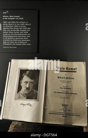 Das Buch "Mein Kampf", 1936 Ausgabe von Adolf Hitler, Teil der Dauerausstellung "Faszination und Gewalt", in der Stockfoto