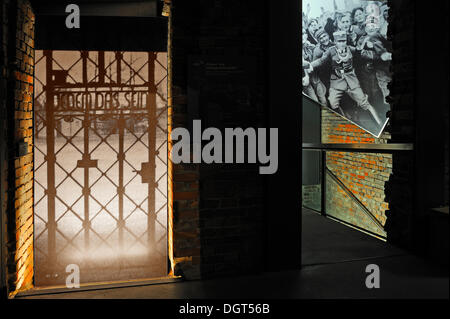 Lebensgroße Foto von dem Tor des KZ Buchenwald, links, jubelnden deutschen Bevölkerung, rechts, Ausstellungsraum, in dem Stockfoto