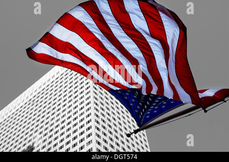 US-amerikanische Flagge vor einem Wolkenkratzer, New York City, New York, Vereinigte Staaten von Amerika Stockfoto