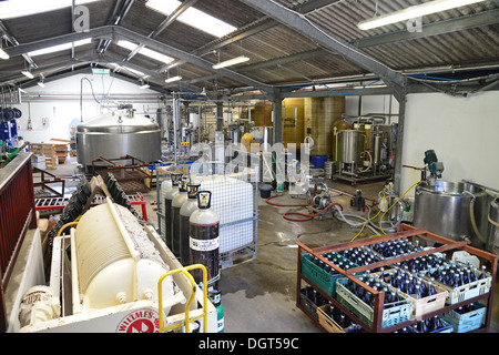 Abfüllanlagen bei Healeys Cornish Cyder Farm, Penhallow, Truro, Cornwall, England, Vereinigtes Königreich Stockfoto