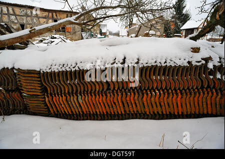 Dachziegel gestapelt im Schnee, Benzendorf, Middle Franconia, Bayern, Deutschland Stockfoto