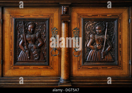 Holz geschnitzte Reliefs in einem Schrank von ca. 1535, nach einem Entwurf von Peter Floetner in Tucher Mansion, Hirschelgasse 9-11 Stockfoto