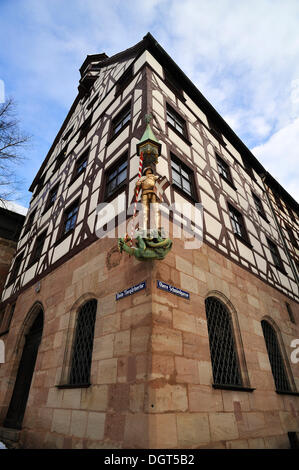 Haus des Pilatus, spätgotisch, mit einer Statue von St. George, Nürnberg, Middle Franconia, Bayern, Deutschland Stockfoto