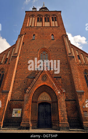 Turm der St. Mary Parish, Backsteingotik Kirchenarchitektur, Güstrow, Mecklenburg-Western Pomerania, Deutschland Stockfoto