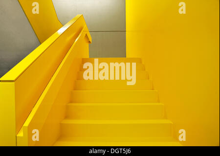 Moderne Treppe, Neue Bibliothek Bibliothek, Gewerbemuseumsplatz 4, Nürnberg, Middle Franconia, Bayern, Deutschland Stockfoto