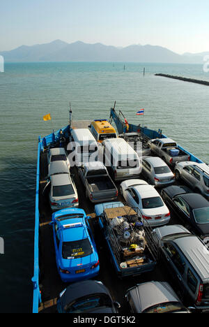 Autos auf einer Fähre Boot zwischen Trat Festland und Insel Koh Chang, Nationalpark Mu Ko Chang, Trat, Golf von Thailand, Thailand Stockfoto