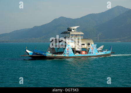 Fähre zwischen Trat Festland und Insel Koh Chang, Nationalpark Mu Ko Chang, Trat, Golf von Thailand, Thailand, Asien Stockfoto