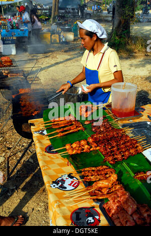 Grill, snacks BBQ auf einem Markt in Klong Prao Dorf, Golf von Thailand, Trat, Koh Chang Insel, Nationalpark Mu Ko Chang Stockfoto