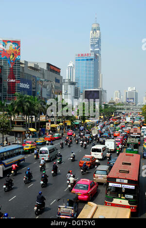 Stadtverkehr, Autos in der Ratchadamri Road, CentralWorld, Central World Plaza Einkaufszentrum und Baiyoke Tower, Pathumwan Stockfoto
